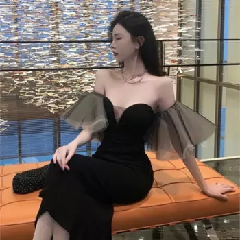 Женское платье-футляр с открытыми плечами