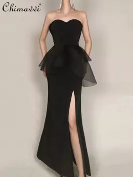 Женское платье-футляр с завышенной талией и разрезом