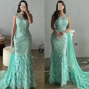 Женское платье-футляр со шлейфом и бусинами