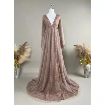 Женское платье из фатина с V-образным вырезом