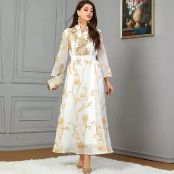 Женское платье-кафтан с вышивкой в виде цветов
