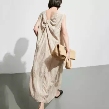 Женское платье-макси с круглым вырезом