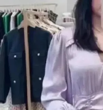 Женское платье-макси с V-образным вырезом и пышными рукавами