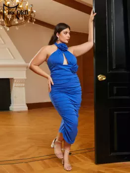 Женское платье-миди с рюшами и лямкой на шее