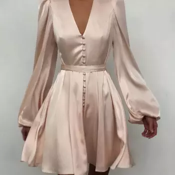 Женское платье-рубашка с пышными рукавами и рюшами