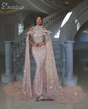 Женское платье с блестками и открытыми плечами