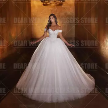 Женское платье с блестками и открытыми плечами