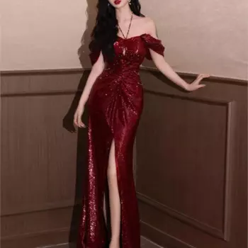 Женское платье с блестками и плечевым ремнем