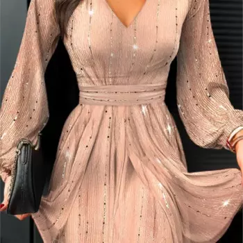Женское платье с блестками и V-образным вырезом