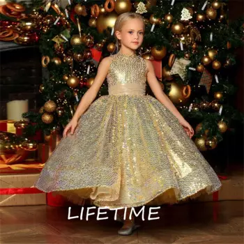 Женское платье с блестками и золотым цветком