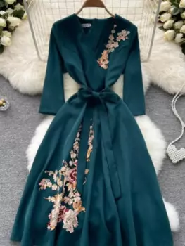 Женское платье с цветочной вышивкой, V-образным вырезом