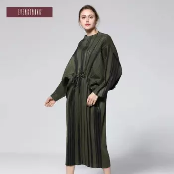 Женское платье с длинным рукавом «летучая мышь»