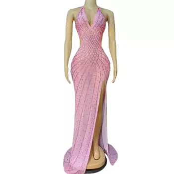 Женское платье с длинным шлейфом и открытой спиной