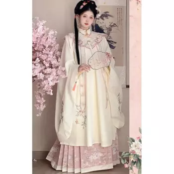 Женское платье с круглым вырезом