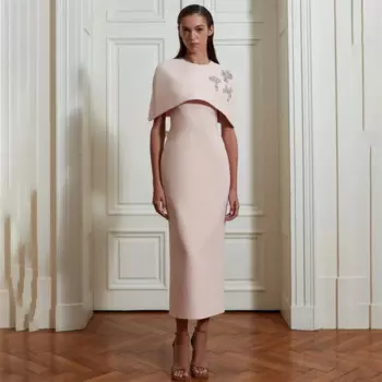 Женское платье с круглым вырезом и бусинами