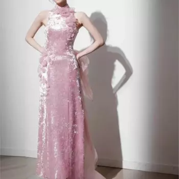 Женское платье с лямкой на шее