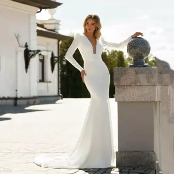 Женское платье с открытой спиной и V-образным вырезом