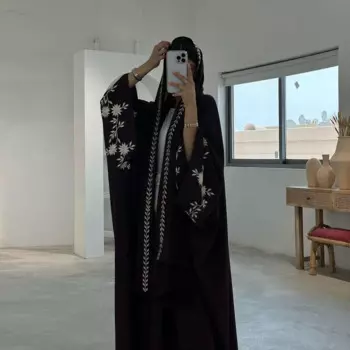 Женское платье с рукавами «летучая мышь» и вышивкой