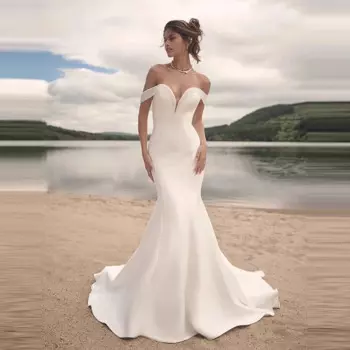 Женское платье с юбкой-годе и открытыми плечами