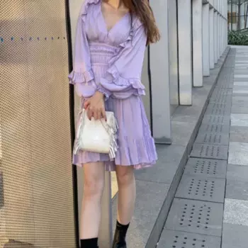 Женское платье с V-образным вырезом