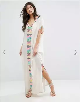 Женское платье с V-образным вырезом и вышивкой