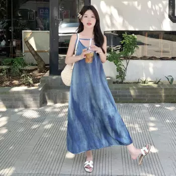 Женское платье с V-образным вырезом и лямкой на шее