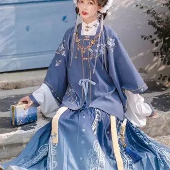 Женское платье с вышивкой в стиле династии Хань