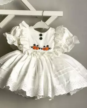 Женское платье с вышивкой в виде белой тыквы