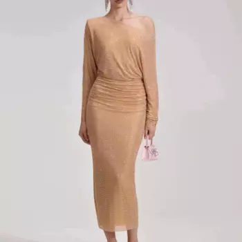 Женское платье с высокой талией и косым плечом