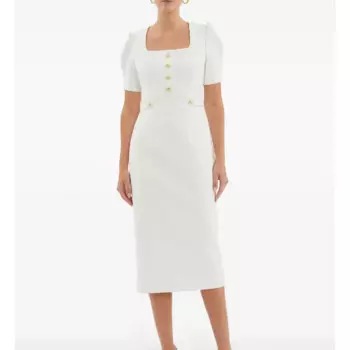 Женское платье с золотыми пуговицами