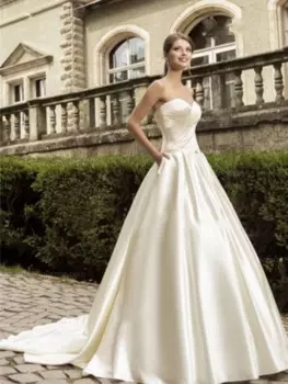 Женское платье со шлейфом, без бретелек