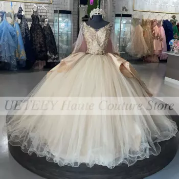 Женское платье со шлейфом и бусинами