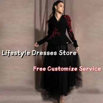 Женское платье-трапеция с V-образным вырезом