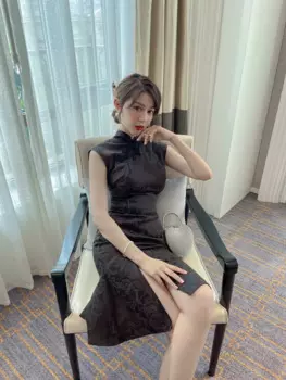 Женское платье в стиле ретро, облегающее черное жаккардовое платье-Ципао без рукавов с розовым узором