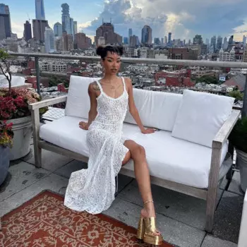 Женское прозрачное длинное платье с открытой спиной, рюшами и разрезом