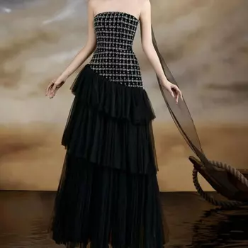 Женское прямое платье со шлейфом, без бретелек