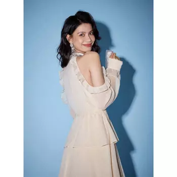 Женское шифоновое платье-миди с открытыми плечами и круглым вырезом