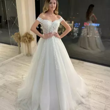 Женское свадебное платье с открытыми плечами