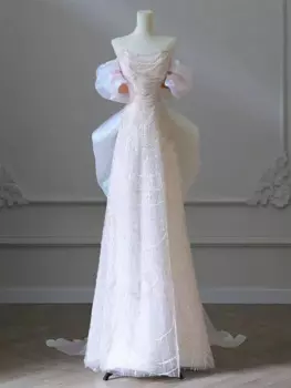 Женское тяжелое платье с открытыми плечами