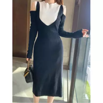 Женское трикотажное контрастное платье с длинным рукавом и открытыми плечами