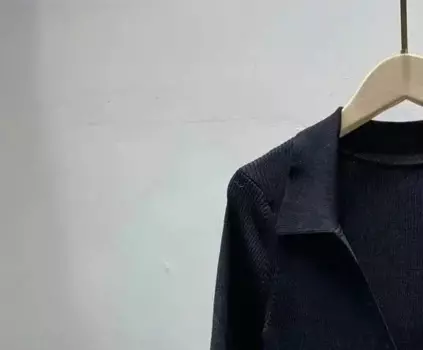 Женское трикотажное платье с V-образным вырезом и коротким рукавом