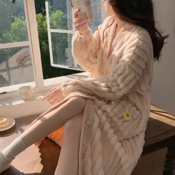 Женское утепленное пальто с V-образным вырезом