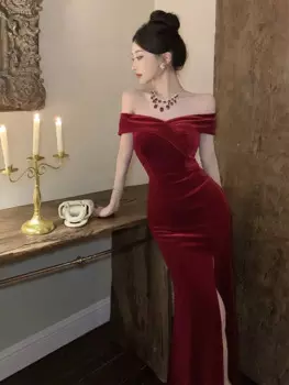 Женское вечернее бархатное платье во французском стиле с открытыми плечами