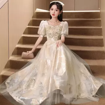 Женское вечернее платье с квадратным вырезом