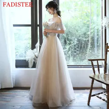 Женское вечернее платье с открытыми плечами