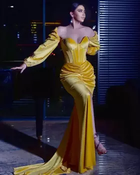 Женское вечернее платье с разрезом сбоку