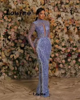 Женское вечернее платье с синими перьями