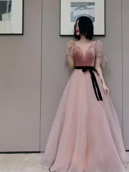 Женское вечернее платье с V-образным вырезом