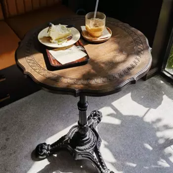 Журнальный столик из массива дерева и железа