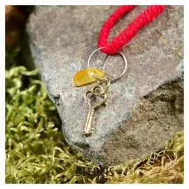 Браслет-оберег "Красная нить ключик" с подвеской, янтарь